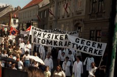 Demonstration gegen Zwentendorf, Transparent "Physiker gegen Atomkraftwerke", Foto: Friedrich Witzany